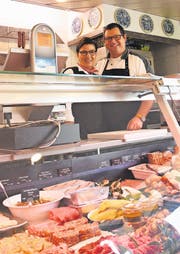 Noch bis am 20. Januar werden Grill-Ueli und Samira den «Metzg»-Verkaufsladen in Weite betreiben. Die Metzgerei wird weitergeführt. (Bild: Thomas Schwizer)