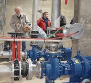 Besucher informieren sich über die Umbauarbeiten und die Funktionsweise der Pumpstation Paradies. (Bild: Thomas Güntert)