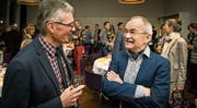 Musikschulleiter Andreas Schweizer unterhält sich mit dem Moderator der Benefizgala Hansjörg Enz. (Bild: Reto Martin)