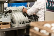 Werden Fälle von Schwarzarbeit publik, wirft dies ein schiefes Licht auf eine ganze Branche. (Bild: Keystone)