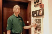 Nachportier Jun Lu löscht die Lichter in der Eingangshalle. An die Nachtarbeit hat er sich schnell gewöhnt. (Bild: Lisa Wickart)