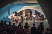 Zeitgemässer Ort für Wort, Klang und Tanz, «Unzeit Gemäss»: Nathalie Hubler (Rezitation) und das Ensemble unter Leitung von Francisco Obieta im Pfalzkeller. (Michel Canonica)