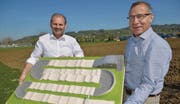 Gemeindeammann Max Vögeli und BMX-Stiftungsratspräsident Markus Rüegg präsentieren das Modell der geplanten Anlage in der nordöstlichen Ecke der Sportanlage Güttingersreuti. (Bild: Mario Testa)