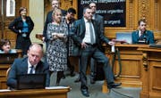 Die Nationalräte stehen Schlange, um Leuthard eine Frage zu stellen: zuvorderst Walter Wobmann (SVP), dahinter Susanne Leutenegger Oberholzer (SP), Olivier Feller (FDP), Daniela Schneeberger (FDP), Philippe Bauer (FDP) und Regula Rytz (Grüne). (Bild: Peter Klaunzer/Keystone)