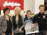 Anuschka Polet (Hotelplan Rorschach), Gewinnerin Kristina Scherrer mit Sohn und Ralph Frommenwiler (FC Rorschacherberg) (v. l.). (Bild: Pascal Rüegg)