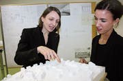 Die Architektinnen Myrjam Zoller und Sabine Hutter zeigen, wie die neue Turnhalle ins Quartier eingebettet wird. (Bild: Simon Dudle)