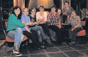 Die Frauen des Vorstandes stossen auf den neu gegründeten Verein «FraueNesslau» an. Sandra Hager, Sonja van Winden, Bettina Strübi, Doris Güttinger, Theres Kuratli, Manuela Schell, Monika Stadelmann und Annemarie Engeli (von links). (Bilder: Christiana Sutter)
