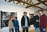 Künstlerin Judit Villiger und Besucherin Simone Benguerel mit dem englisch-schweizerischen Künstlertrio JocJonJosch. (Bild: Margrith Pfister-Kübler)