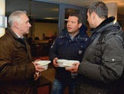 Fachgespräch bei Gulasch: Die Zuzwiler Gewerbler unterhielten sich auch über die anstehenden Projekte im Jahr 2016. (Bild: Christoph Heer)