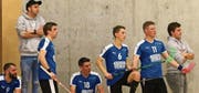 Die Trainer Tobias Frehner (Zweiter von links) und Hans Sturzenegger (rechts) sehen mit ihren Teamkameraden das Unheil im Spiel gegen Laupen förmlich kommen. (Bild: Robert Kucera)