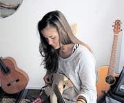 Marina Niedermann, versunken in ihrer Welt von Gitarren, Pedalen und Loops. (Bild: Jonas Lüdi)
