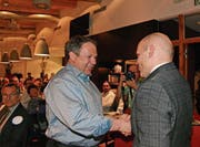 Der scheidende Präsident Ruedi Ulmann (rechts) gratuliert seinem Nachfolger Sepp Manser zur Wahl. (Bild: KER)