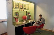 Museumsleiterin Heidi Hofstetter hat es sich in der Bibliotheks-Ecke in der Apfel-Ausstellung gemütlich gemacht. (Bild: Nicole D'Orazio)
