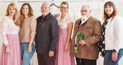Sie freuen sich auf den Olma-Umzug: Rosenprinzessin Nadia Biesoldt, Melanie Rietmann, Leiterin «Tourismus, Kommunikation und Marketing» in der Stadt Bischofszell, Bernhard Bischof, Zunftmeister der Bischofszeller Nachtwächter und Türmer, Rosenprinzessin Jasmin Eugster, Rosenkavalier Walter Bollier und Caroline Inauen-Tobler, Inhaberin des Fachgeschäfts Hochzeitsvilla. (Bilder: Thi My Lien Nguyen)