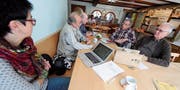 Ein paar Einwohner diskutieren im Restaurant Hirschen darüber, was sie für die Umwelt tun können. (Bild: Rudolf Steiner)