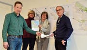 Vertreter der Arboner Grünen mit Präsident Didi Feuerle, Heidi Heine und Cornelia Wetzel übergeben Stadtrat Peter Gubser, Ressort Bau, das Dossier mit den Schwachstellen im Velowegnetz und Verbesserungsvorschlägen. (Bild: Max Eichenberger)
