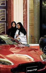 Ab Juni dürfen Frauen in Saudi-Arabien Auto fahren, bereits ab dieser Woche dürfen sie ins Fussballstadion. Andere Freiheiten werden hingegen weiter eingeschränkt. (Bild: Amer Hilabi/AFP (Dschidda, 5. Oktober 2017))