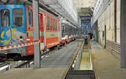 Die Fahrzeuge sind über einen Dacharbeitsstand sowie eine Grube zugänglich. (Bild: Simon Roth)