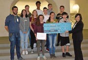 Die Schülerinnen und Schüler der Drittrealschulklassen der Oberstufe Grabs belegten mit ihrem Projekt «Berufe gestern – heute» den dritten Platz beim diesjährigen «Traumlehre»-Wettbewerb und wurden von Rita Kieber-Beck ausgezeichnet. (Bild: Dominic Engler)