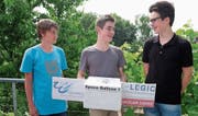 Lucca Zuberbühler, Emanuel Fröhlich und Jan Kaiser wollen die Welt von oben sehen. In der weissen Styroporbox befinden sich die Kameras und ein Gerät, das die Flugbahn des Ballons festhält. (Bild: Stefan Hilzinger)