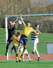 Die FC Kreuzlingen-Defensive bekundet weiterhin Mühe mit den Standardsituationen der Gegner. (Bild: Urs Nobel)