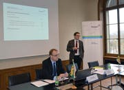 Regierungsrat Jakob Stark (rechts), Chef des Departements für Finanzen und Soziales, und Urs Meierhans, Chef der Finanzverwaltung, präsentieren die Thurgauer Staatsrechnung 2017. (Bild: pd)