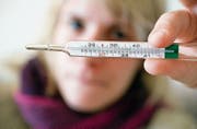 Fieber ist zusammen mit anderen typischen Symptomen ein klarer Indikator für Grippe. (Bild: Martin Rütschi/Keystone)