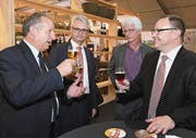 Stadtpräsident Martin Salvisberg, Paul Popp (TKB), Stefan Brun (Geschäftsführer Elektro Häuselmann AG) und awa-OK-Präsident Stephan Häuselmann stossen auf eine erfolgreiche Ausstellung an. (Bild: Manuel Nagel)