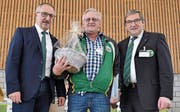 Josef Dürr (links) und Jakob Büchler (rechts) bei der Ehrung von Ernst Zgraggen, Buchs-Räfis SG. (Bild: PD)