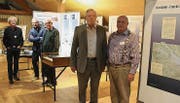 Max Brunner, Präsident der Museumsgesellschaft, dankt Otto Bauer, der verantwortlich zeichnet für viele Veranstaltungen. (Bild: Markus Bösch)
