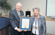 Universitätspräsident Steven Knapp überreicht Carl Lutz' Tochter Agnes Hirschi die «President's Medal of Honor». (Bild: pd)