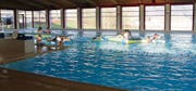 Mittwochnachmittag im Hallenbad Bütschwil. Obwohl die Kinder schulfrei haben, ist es nicht sonderlich voll. Der Verwaltungsrat muss sich mit der Zukunft des Bades befassen. (Bilder: Martina Signer)