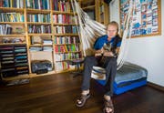 René Stauffer und sein Kater Tigi im Arbeitszimmer seines Zuhause. (Bild: Andrea Stalder)