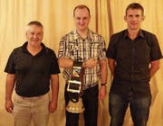 Roger Lenherr (Mitte) sicherte sich den Wanderpreis vor Paul Kaiser (links) und Andi Scherrer. (Bild: PD)