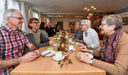 Gründungsmitglied Felix Engeler, Präsidentin Sandra Reinhart, Gründungsmitglied Barbara Bieger und Gründungsmitglied Verena Hefti tauschen sich beim traditionellen Neujahrszmorge der Freien Gruppe aus. (Bild: Manuel Nagel)