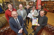 Zusammenspiel für den Wyfelder Fritig. Gemeindepräsident Max Vögeli und Projektleiter David Keller (beide vorne) mit dem Gastronomen Reto Lüchinger, dem Gewerbevertreter René Ramseier und den Detaillisten Philipp Portmann, Sandra Baumgartner und Roger Simmen. (Bild: Mario Testa)
