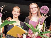 Die beiden Jahrgangsbesten: Fabienne Flühmann und Bettina Wohlfender aus Frauenfeld. (Bild: Christof Lampart)