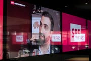 Olivier Kessler vom Initiativkomitee "Ja zu No Billag" äussert sich im Fernsehstudio der SRG zur verlorenen Abstimmung. (Bild: KEYSTONE)