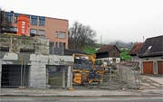 Hier entstehen im früheren Bunker das Feuerwehrdepot, eine Strasse, ein Bachbett und anstelle von Scheunen der Werkhof. (Bild: Fritz Bichsel)