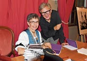 Die Trachtenschneiderin Bernadette Nef und die Autorin Susanne Vettiger. (Bild: Andy Lehmann)