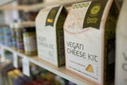 Ein Angebot an veganen Produkten besteht auch in der Stadt Wil. Einen rein veganen Laden gibt es allerdings noch nicht. (Bild: Chris So/Getty)