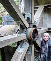 Hansruedi Geiser beim defekten Planetengetriebe in der Radnabe. (Bild: Kurt Lichtensteiger)