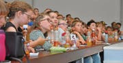 Gespannte Blicke: Das Jugendtechnikum an der Hochschule NTB zog die Kinder und Jugendlichen mit viel Unterhaltungswert in ihren Bann. (Bilder: Armando Bianco)