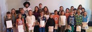 Mit Freude dürfen die erfolgreichen Musikschüler ihre verdienten Diplome für die bestandenen Tests zeigen. (Bild: pd)