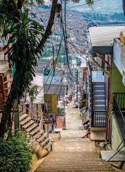 Lose baumelnde Stromkabel und steile, enge Gassen prägen das Bild der Comunas rund um die Innenstadt von Medellin. (Bild: fotolia)