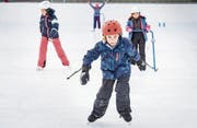 Der siebenjährige Kay fährt auf dem Eisfeld seinen Schwestern Aylin und Mayla davon. (Bilder: Andrea Stalder)