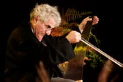 Olli Hauenstein – an der ersten Säge – spielt an der Preisverleihung mit dem Quartetto Appassionato Walzer Nummer 2 von Dmitri Dmitrijewitsch Schostakowitsch. (Bild: Donato Caspari)
