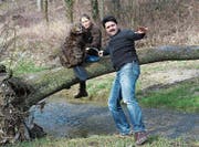 Biber the Kid, Puppenspielerin Rahel Wohlgensinger und Schauspieler Giuseppe Spina proben an der Murg. (Bild: Dieter Langhart)