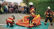 Viele Zuschauer beobachten, wie die Sirnacher Feuerwehrleute das Ausgleichsbecken mit Wasser füllen. (Bild: Maya Heizmann)