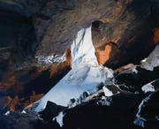 Durch ein Loch fiel der Schnee und gefror zu einer Eisskulptur. (Bild: Martina Basista)